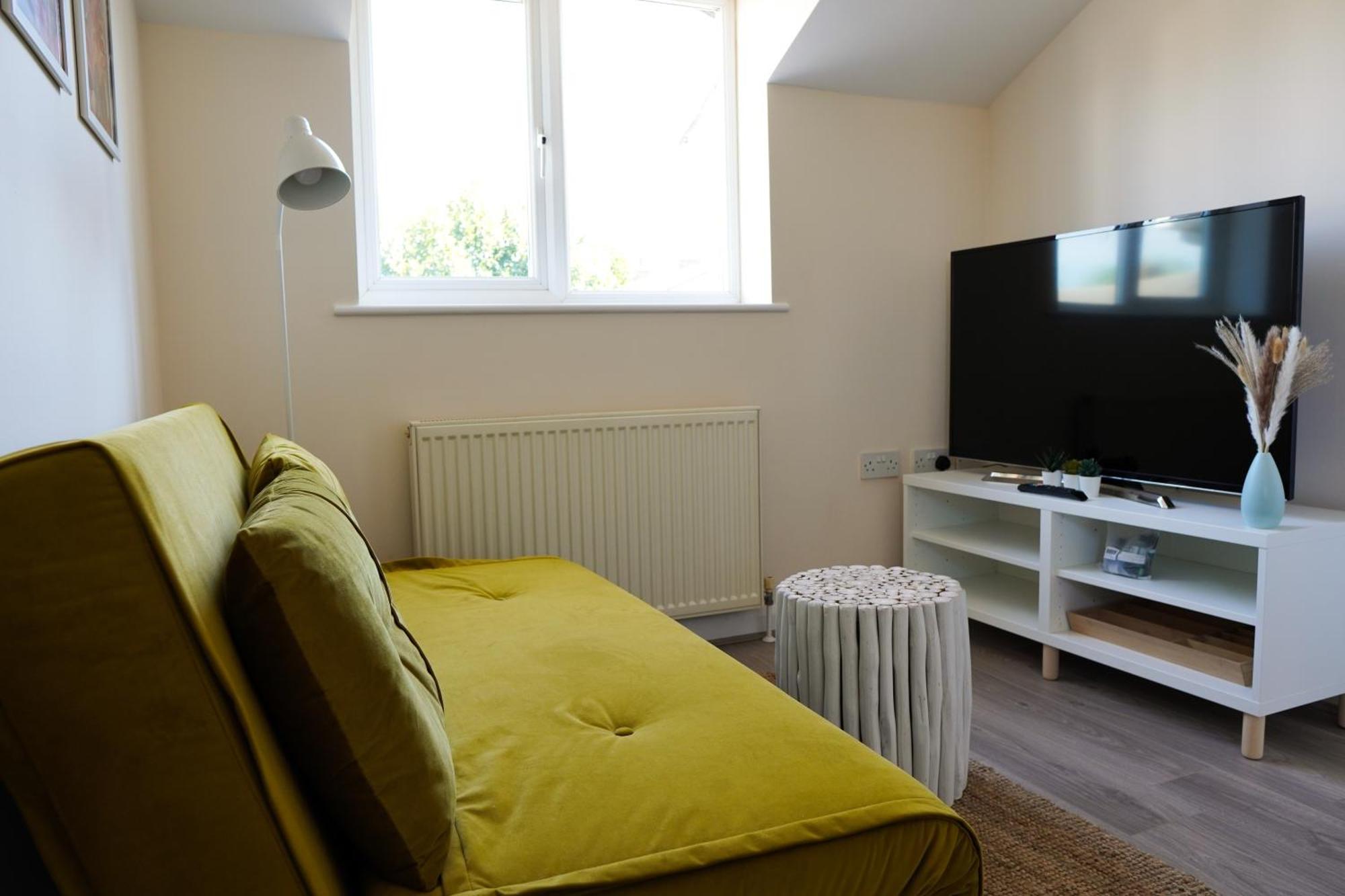 Cosy With Office & Parking In *