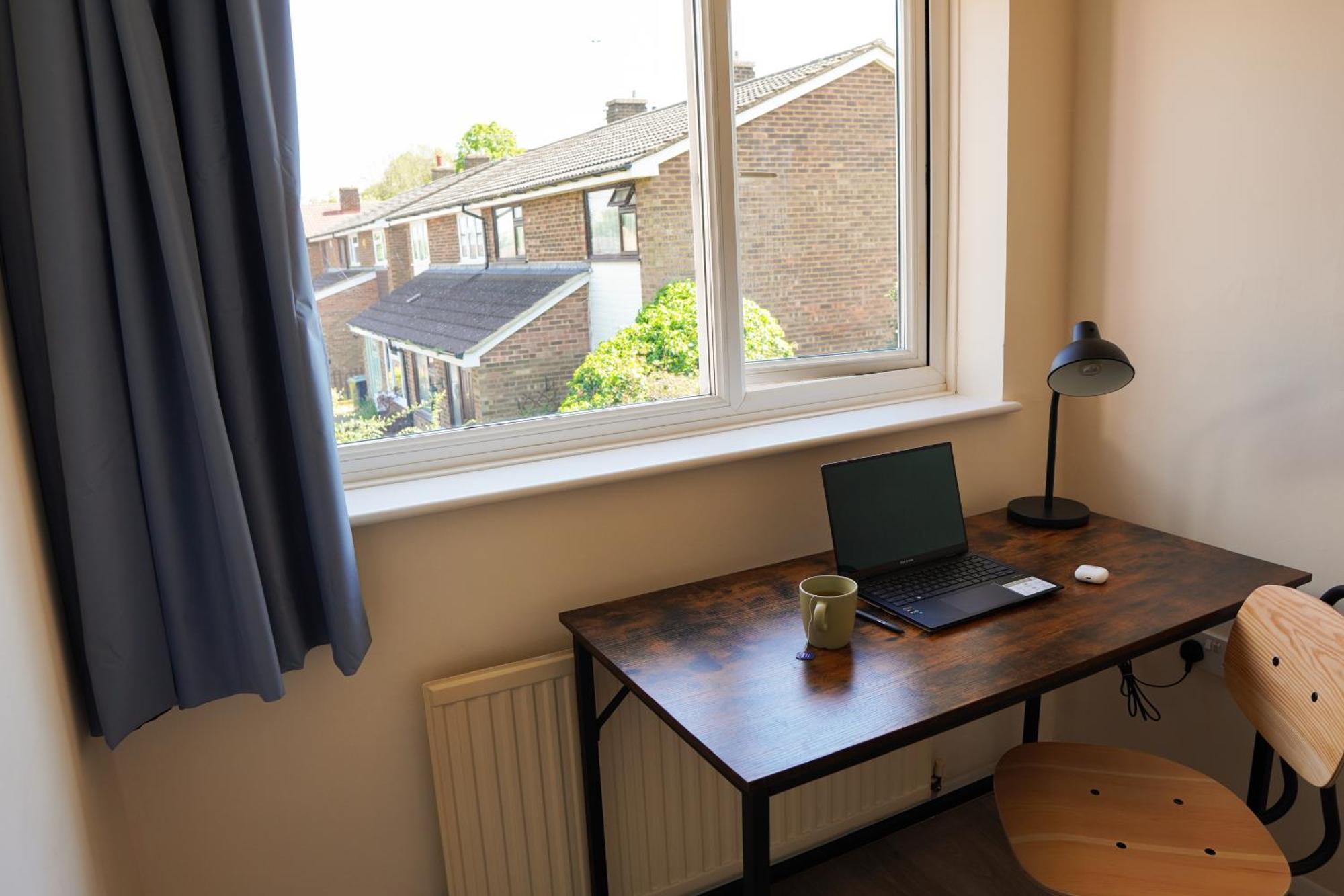 Cosy With Office & Parking In Apartment *