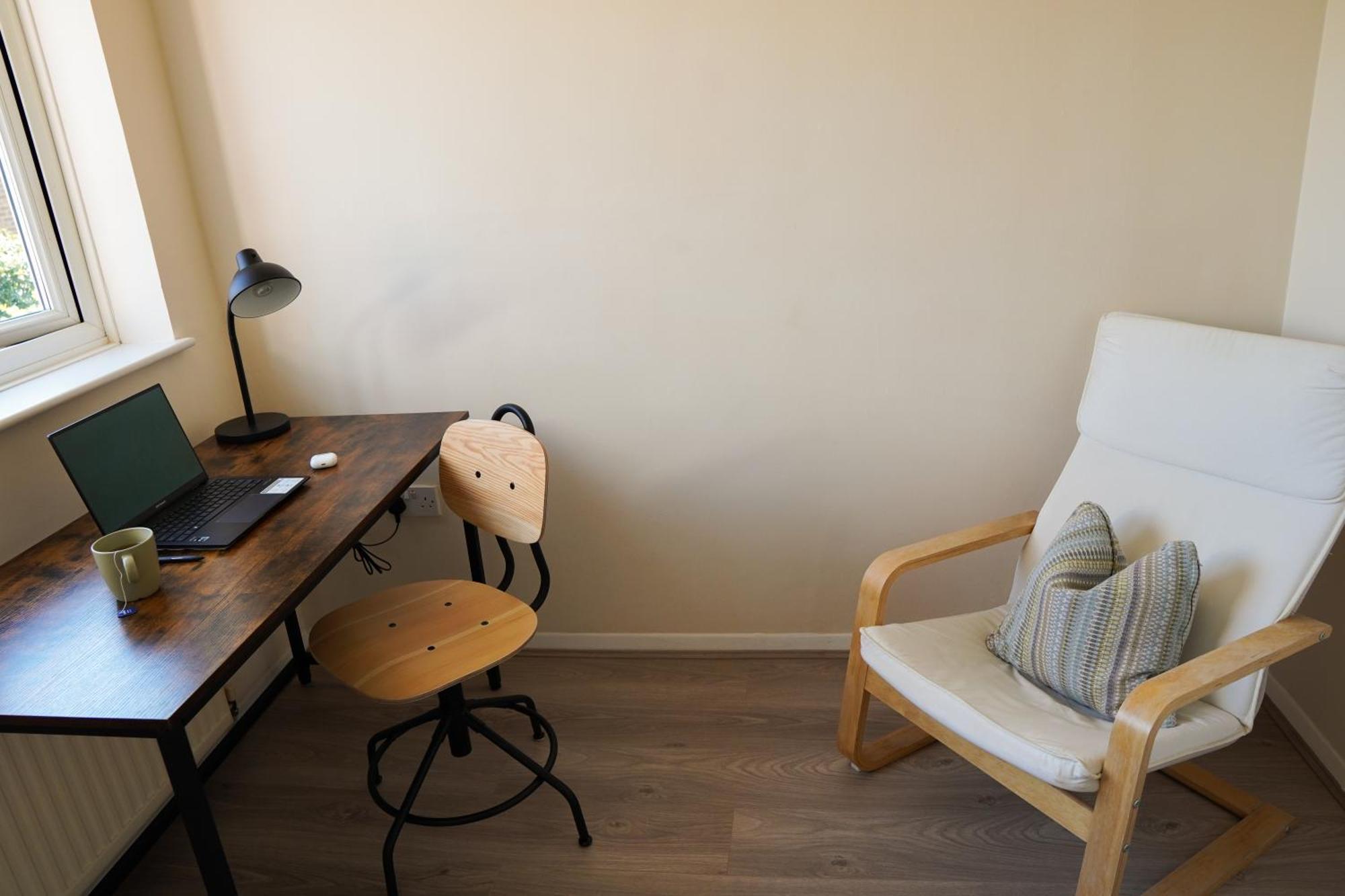 Cosy With Office & Parking In Apartment *