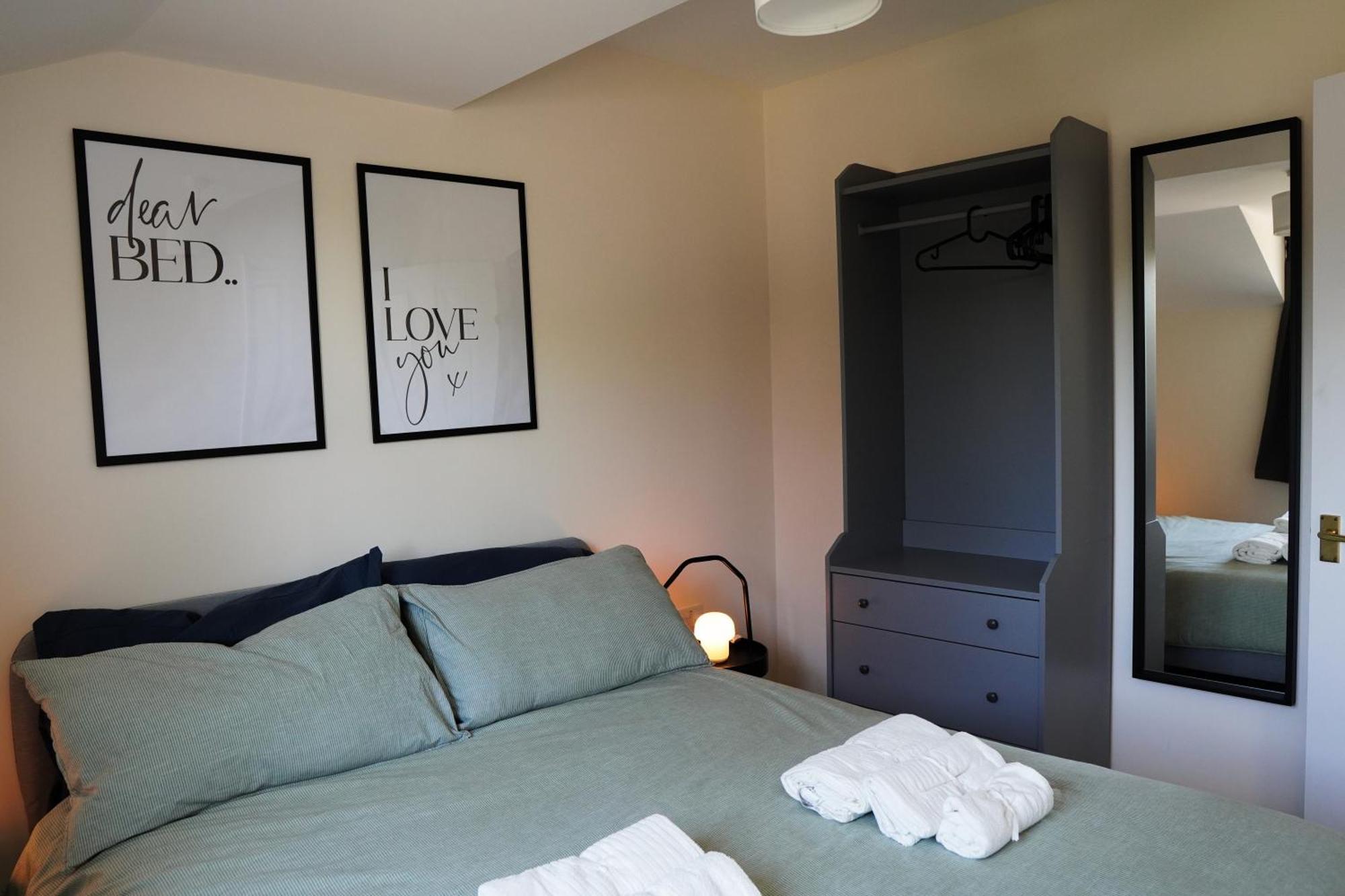 Cosy With Office & Parking In Apartment